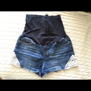 Maternity shorts with lace detail MEDIUM